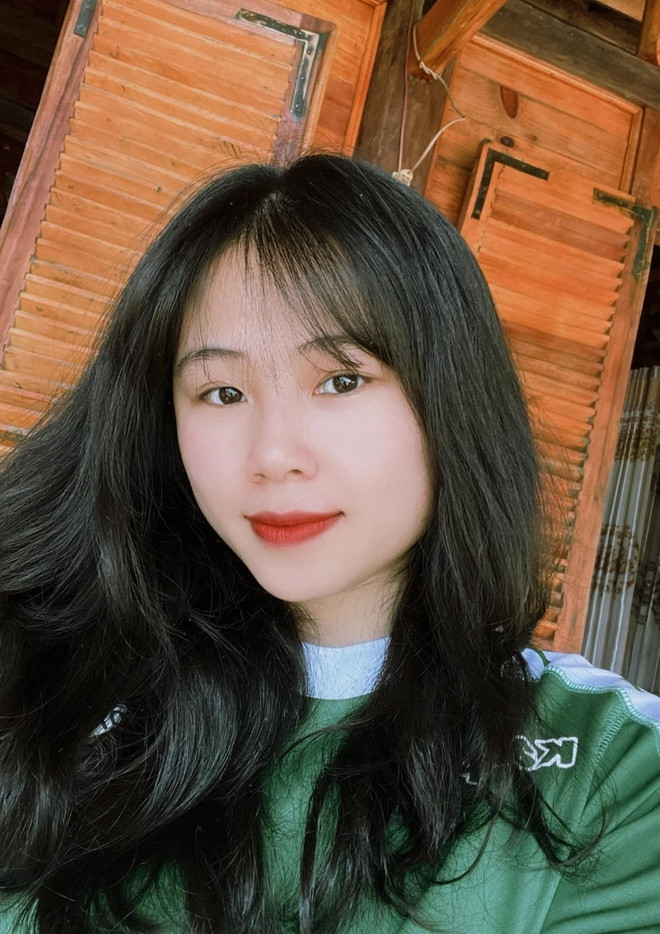 br/> Chính vì yêu đương kín tiếng, Trang "Heo" là một trong những nàng WAGs hiếm hoi chưa từng vướng thị phi, điều tiếng gì khi yêu cầu thủ nổi tiếng. Bạn gái trung vệ CLB Hà Nội còn được nhiều người yêu mến nhờ vẻ ngoài ưa nhìn cùng cách giao tiếp thân thiện, văn minh trên mạng xã hội. 