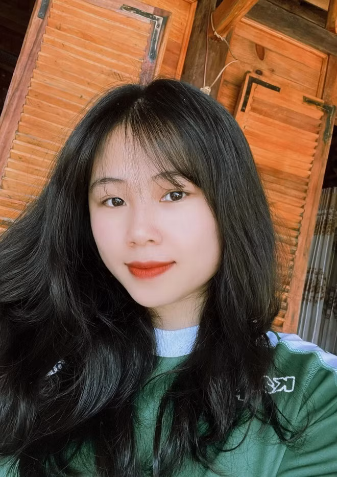 br/> Chính vì yêu đương kín tiếng, Trang "Heo" là một trong những nàng WAGs hiếm hoi chưa từng vướng thị phi, điều tiếng gì khi yêu cầu thủ nổi tiếng. Bạn gái trung vệ CLB Hà Nội còn được nhiều người yêu mến nhờ vẻ ngoài ưa nhìn cùng cách giao tiếp thân thiện, văn minh trên mạng xã hội. 