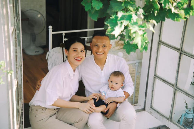  Trước khi chính thức lên xe hoa với cầu thủ Trọng Hoàng vào tháng 10/2018, Quỳnh Anh vẫn là cái tên hoàn toàn xa lạ với người hâm mộ chân sút thuộc CLB Viettel. Trong suốt 3 năm yêu nhau, Quỳnh Anh và Trọng Hoàng chưa từng công khai ảnh chụp chung hay nhắn về đối phương.