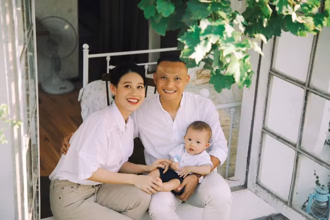  Trước khi chính thức lên xe hoa với cầu thủ Trọng Hoàng vào tháng 10/2018, Quỳnh Anh vẫn là cái tên hoàn toàn xa lạ với người hâm mộ chân sút thuộc CLB Viettel. Trong suốt 3 năm yêu nhau, Quỳnh Anh và Trọng Hoàng chưa từng công khai ảnh chụp chung hay nhắn về đối phương.