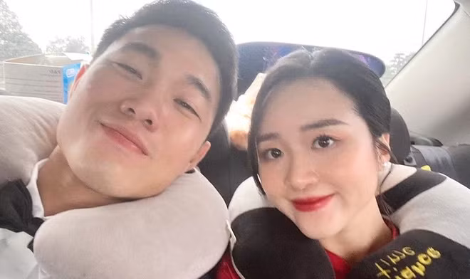 br/> Lương Xuân Trường và bạn gái Ngô Mai Nhuệ Giang bắt đầu hẹn hò từ năm 2015 nhưng đến năm 2019 mới công khai khi nàng WAGs vướng lùm xùm không đáng có với người hâm mộ nam cầu thủ. Sau ồn ào, cả hai chọn cách yêu đương kín tiếng. Khi nhiều lần được hỏi về chuyện tình cảm, thậm chí vướng tin đồn chia tay, Xuân Trường luôn chọn cách né tránh, từ chối trả lời.