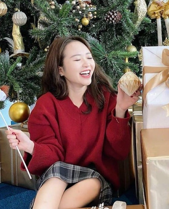 br/> Trên mạng xã hội, Nhuệ Giang khá kín tiếng. Các tài khoản cá nhân của cô đều để ở chế độ riêng tư và chỉ theo dõi gia đình, bạn bè thân thiết. Sau thông tin Xuân Trường - Nhuệ Giang tổ chức đám hỏi hôm 9/4, mạng xã hội còn xuất hiện nhiều trang giả mạo bạn gái cầu thủ CLB HAGL với mục đích kiếm follow. 