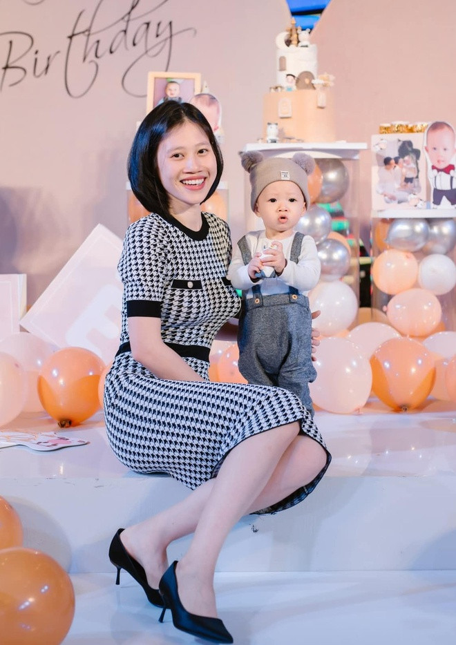 br/> Tình yêu hạnh phúc, bình yên của cặp đôi được nhiều người ngưỡng mộ. Khi chào đón con trai đầu lòng vào tháng 3 năm ngoái, cả hai nhận được nhiều lời chúc phúc. Trong lần hiếm hoi chia sẻ cuộc sống gia đình, bà xã Trọng Hoàng cho hay cô học hỏi được nhiều điều từ chồng khi anh luôn lắng nghe, dành nhiều lời khen cho vợ. Ngoài ra, nhờ bình tĩnh, thấu hiểu, cả hai chưa từng to tiếng với nhau.