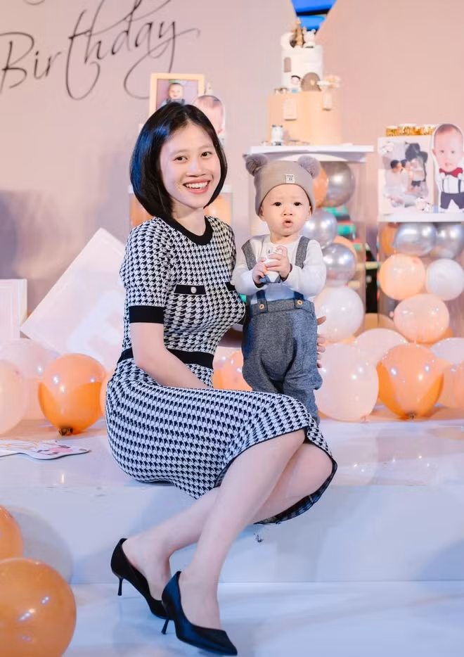 br/> Tình yêu hạnh phúc, bình yên của cặp đôi được nhiều người ngưỡng mộ. Khi chào đón con trai đầu lòng vào tháng 3 năm ngoái, cả hai nhận được nhiều lời chúc phúc. Trong lần hiếm hoi chia sẻ cuộc sống gia đình, bà xã Trọng Hoàng cho hay cô học hỏi được nhiều điều từ chồng khi anh luôn lắng nghe, dành nhiều lời khen cho vợ. Ngoài ra, nhờ bình tĩnh, thấu hiểu, cả hai chưa từng to tiếng với nhau.