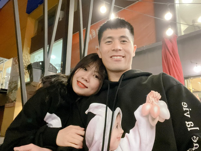  Trần Đình Trọng là một trong những cầu thủ của tuyển Việt Nam được ngưỡng mộ khi có tình yêu bền chặt gần 6 năm với bạn gái có nickname Trang "Heo". Trang "Heo" - Trọng "Ỉn" bên nhau từ những ngày học cấp 3, khi nam trung vệ còn thi đấu ở các giải trẻ. Đều là những người sống kín tiếng, cả hai không còn thường xuyên đăng ảnh chụp chung lên mạng xã hội từ khi Đình Trọng và đồng đội được chú ý qua giải U23 châu Á 2018.