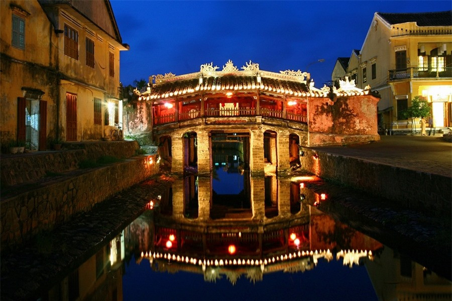 Cầu Chùa, hay được quen gọi là Chùa Cầu, là một công trình kiến trúc nhỏ đặc sắc nằm trong khu phố cổ Hội An – di sản văn hoá thế giới. Chùa Cầu được xây dựng vào khoảng giữa thế kỷ 16 bởi các thương nhân Nhật Bản. Năm 1653, ở sườn cầu phía bắc được dựng thêm phần chùa, làm cho mặt bằng công trình có hình chữ T; nên cây cầu được gọi là Chùa Cầu. Công trình được coi là biểu tượng của đô thị cổ Hội An, là viên ngọc quý của phố Hội.