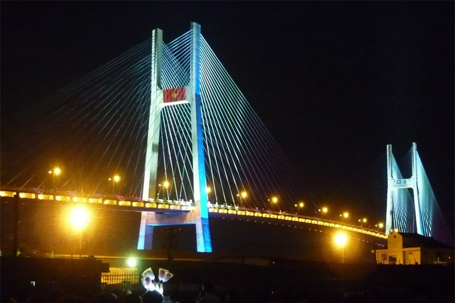 Cầu Phú Mỹ, là cây cầu dây văng lớn nhất Thành phố Hồ Chí Minh bắc qua sông Sài Gòn nối Quận 2 và Quận 7, thuộc đường vành đai ngoài của Thành phố Hồ Chí Minh. Công trình khởi công tháng 9/2005 và khánh thành vào tháng 9/2009. Cầu có kết cấu dây văng với 2 trụ, có độ tĩnh không khá lớn (45m). Cây cầu được coi là một trong những công trình biểu tượng của thành phố trong thời kỳ phát triển.