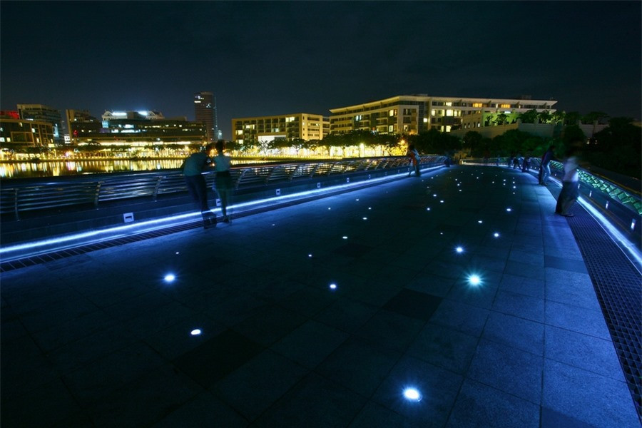 Cầu Ánh Sao (Starlight Bridge) là cầu chỉ dành cho người đi bộ để ngắm cảnh và cũng là cây cầu bộ hành hiện đại đầu tiên của Việt Nam. Cầu tọa lạc ở khu đô thị mới Phú Mỹ Hưng, Quận 7, Thành phố Hồ Chí Minh, bắc qua rạch Thầy Tiêu nối khu Hồ Bán Nguyệt với khu kênh đào. Cầu được gọi là cầu Cầu Ánh Sao vì trên bề mặt cầu được thiết kế với những ánh đèn led chiếu ngược lên, tạo cho người đi trên cầu có cảm giác đang bước đi trên muôn ngàn những vì sao. Ngoài ra, hai bên hông cầu có hệ thống phun nước và ánh sáng bảy màu liên tục thay đổi, tạo nên khung cảnh rực rỡ và cuốn hút.