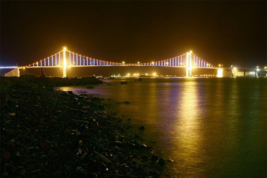 Cầu Thuận Phước, bắc qua cửa sông Hàn ở thành phố Đà Nẵng, nối trung tâm thành phố - quận Hải Châu với bán đảo Sơn Trà. Công trình được khởi công vào tháng 1/2003 và hoàn thành vào tháng 7/2009. Đây là cây cầu lớn có kết cấu dây võng đầu tiên ở Việt Nam. Cầu dài 1856m và hiện tại cũng là cầu treo dây võng dài nhất Việt Nam. Cây cầu được lắp đặt hệ thống chiếu sáng trang trí bám theo hệ kết cấu làm nổi bật hình dáng cầu trong đêm