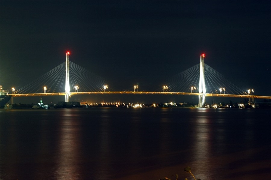 Cầu Bính (Hải Phòng) là cây cầu bắc qua sông Cấm nối liền trung tâm thành phố với huyện Thủy Nguyên và đi ra Quảng Ninh. Cầu Bính có kết cấu dây văng với 2 trụ; được khởi công năm 2002 và hoàn thành năm 2005.