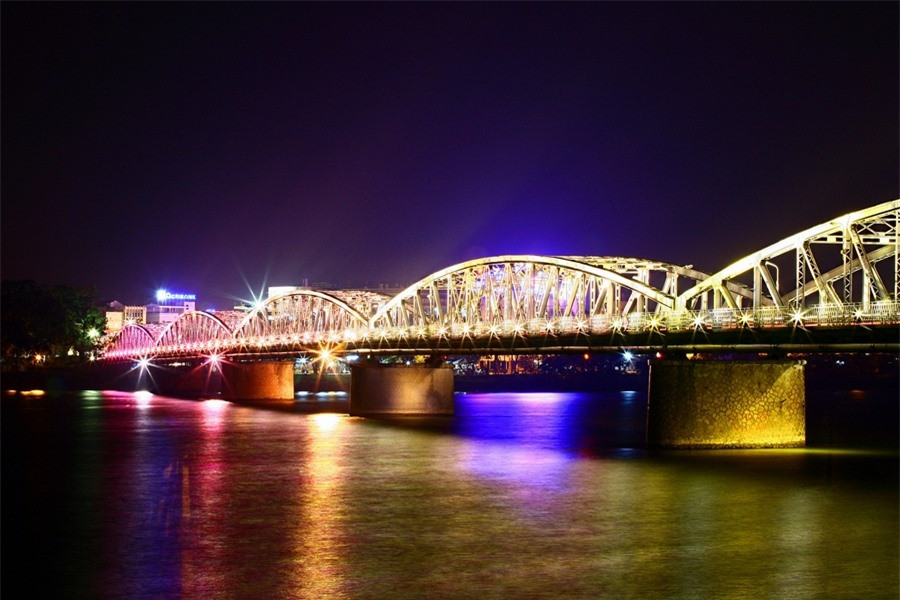 Cầu Trường Tiền – được coi là biểu tượng, nét thơ xứ Huế. Cầu Trường Tiền là một trong những cây cầu thép đầu tiên người Pháp xây dựng ở Việt Nam. Cầu bắc qua sông Hương trên địa phận thành phố Huế (Tỉnh Thừa Thiên – Huế) được khởi công năm 1897 và hoàn thành năm 1899. Từ Festival Huế năm 2002, cầu Trường Tiền được lắp đặt một hệ thống chiếu sáng đổi màu hiện đại, điều khiển bằng phần mềm lập trình. Đây là cây cầu đầu tiên của Việt Nam được lắp đặt hệ thống chiếu sáng đổi màu. Khi chiều buông, cũng là cây cầu bắt đầu rực rỡ huyền ảo trong ánh đèn.