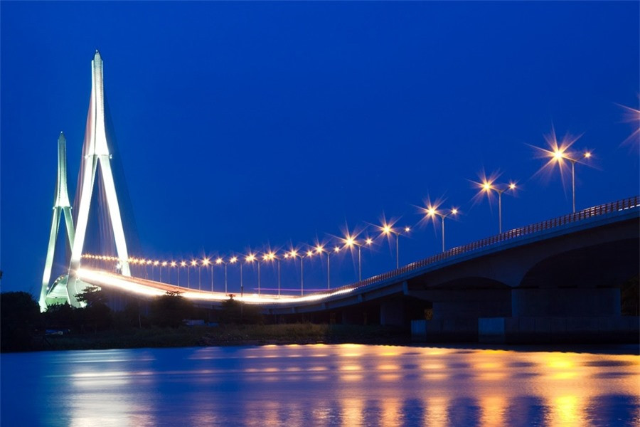 Cầu Cần Thơ là cây cầu bắc qua sông Hậu, nối liền quận Cái Răng, thành phố Cần Thơ và thị xã Bình Minh, tỉnh Vĩnh Long. Công trình được khởi công tháng 9/2004 và được khánh thành tháng 4/2010. Đây là cây cầu huyết mạch nằm trên tuyến đường quốc lộ 1A ở đồng bằng sông Cửu Long. Cầu Cần Thơ có kết cấu dây văng với hai trụ, trong đó nhịp giữa rất lớn (550m). Tại thời điểm khánh thành tháng 4/2010, đây là cây cầu dây văng có nhịp chính dài nhất Đông Nam Á. Tháng 12/2015, hệ thống chiếu sáng nghệ thuật cầu Cần Thơ được đưa vào hoạt động. Ban đêm, cây cầu trở thành một điểm nhấn lung linh trên dòng sông Hậu mênh mông. 