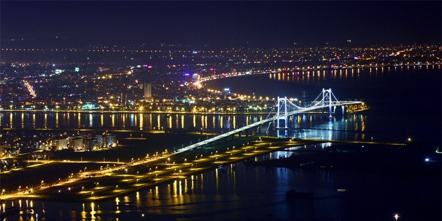 Cầu Thuận Phước và một góc thành phố Đà Nẵng nhìn từ núi Sơn Trà.