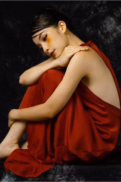 Vào vai một cô gái quê mùa nhưng ngoài đời Trần Vân lại sở hữu những shoot hình gợi cảm, nữ tính. Khó mà tìm thấy điểm chung giữa Trần Vân ngoài đời và Hoài Phố trong làng.