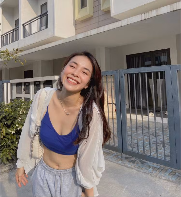 Nữ diễn viên sở hữu phong cách đời thường năng động và quyến rũ. Nét đẹp và diễn xuất tự nhiên chính là ưu điểm giúp Trần Vân chinh phục từng khung hình dù chiều cao khiêm tốn.