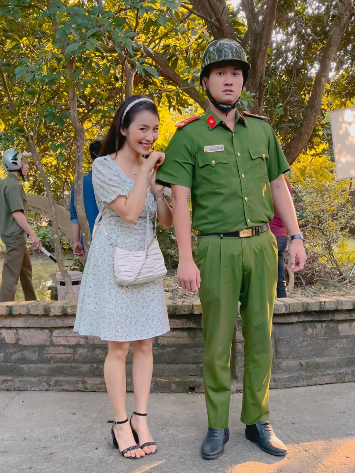 Hoài đặc biệt mê Nam (Anh Tuấn) và tìm mọi cách đeo bám và chinh phục anh nhưng luôn bị Nam khước từ.