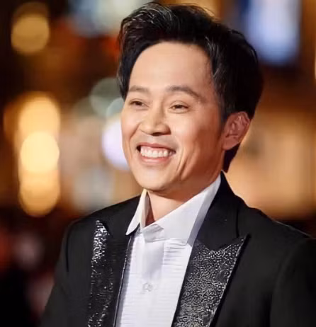 NS Hoài Linh buông lơi cúc áo khoe 6 múi dồn 1 gây sốt MXH - Hình 2 NS Hoai Linh buong loi cuc ao khoe 6 mui don 1 gay sot MXH-Hinh-2