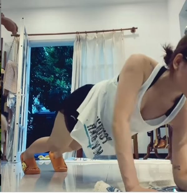 Tập thể dục ở nhà nhưng Trâm Anh lại đặt máy quay góc nhạy cảm - Hình 2 Tap the duc o nha nhung Tram Anh lai dat may quay goc nhay cam-Hinh-2