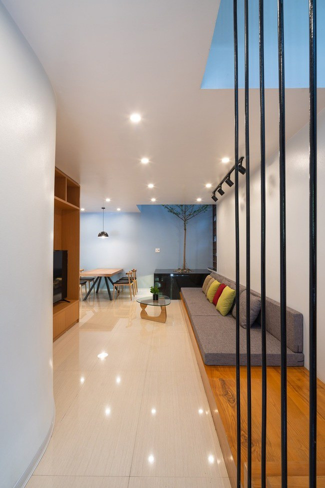 Do diện tích xây dựng nhỏ hẹp nên phòng khách và nhà bếp được thiết kế liền khối với nhau, giúp không gian trở nên rộng rãi và ấm cúng hơn cho cả gia đình.