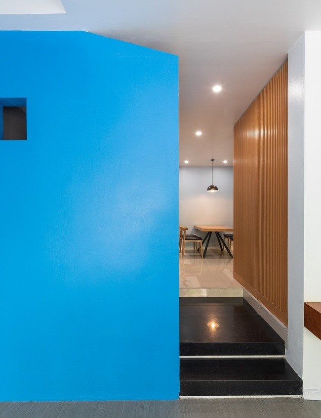 Những khoảng tường với lớp màu khác nhau chia nhỏ các không gian.