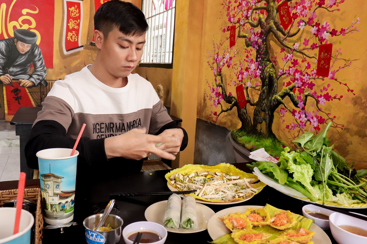 Quan banh xeo o quan 8 hut khach nho tranh tuong 3D-Hinh-6