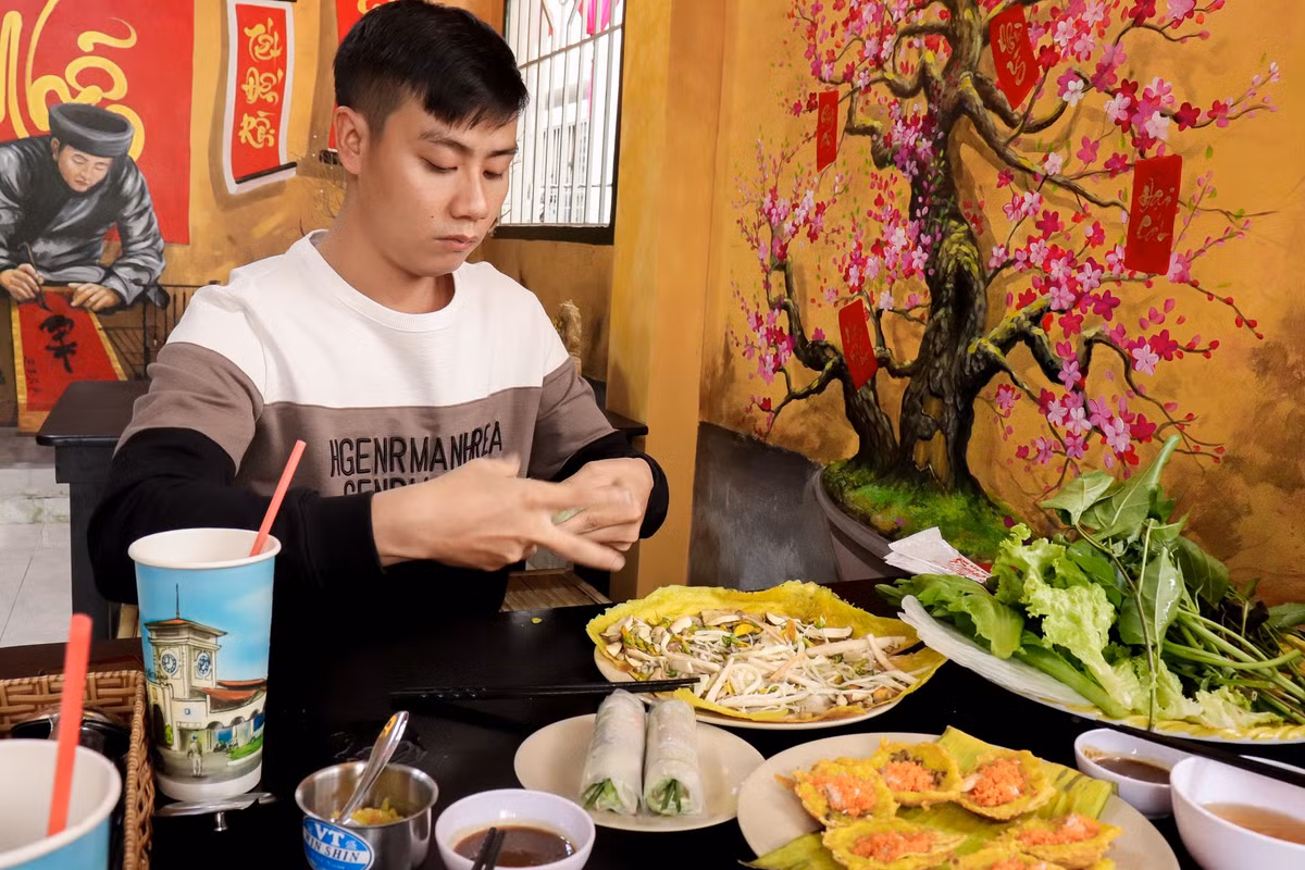 Quan banh xeo o quan 8 hut khach nho tranh tuong 3D-Hinh-6