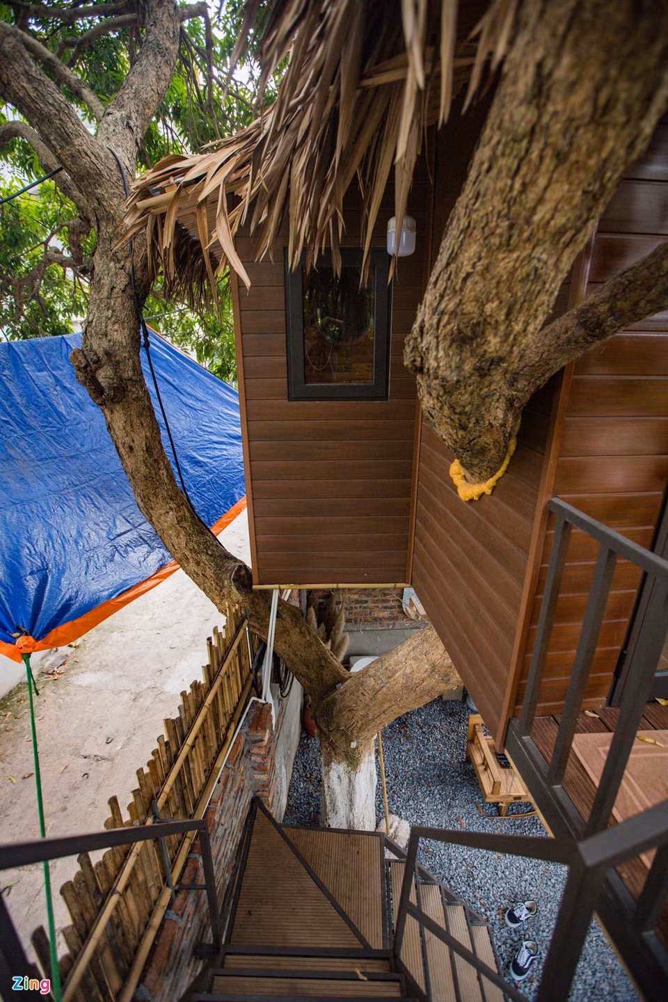 br/> Cầu thang đặt bên hông nhà để tiết kiệm diện tích.