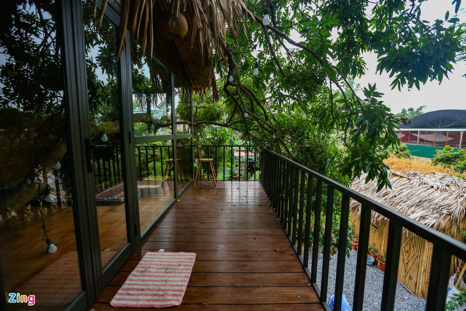 br/> Phần hành lang rộng 8 m2 được lát gỗ nhựa. Đứng từ đây, gia chủ có thể ngắm những cành nhãn và toàn bộ mảnh đất.