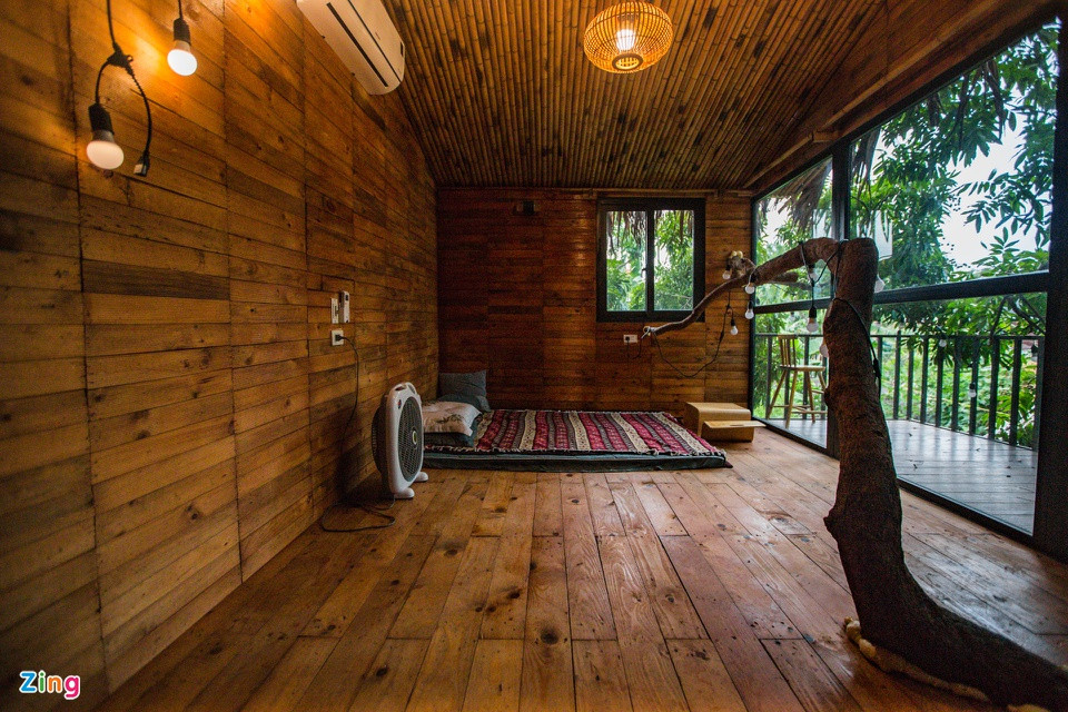 br/> Đồ vật bên trong ngôi nhà như đệm, gối, quạt... được bày trí đơn giản tiện cho việc nghỉ ngơi, thư giãn. Anh Tú cũng lắp đặt điều hòa để ở vào mùa hè. Hệ thống điện được đi ngầm trong tường.