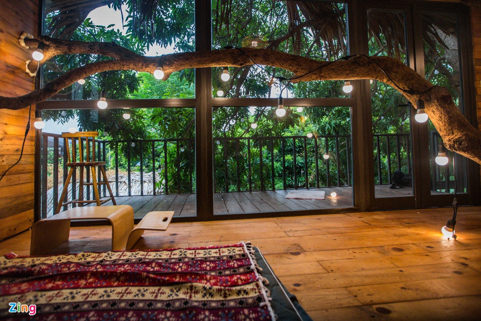 br/> Ngăn cách bên trong nhà với thiên nhiên bên ngoài là hệ thống cửa kính. Nhờ đó mà không gian bên trong luôn đủ sáng, người sử dụng cũng dễ dàng quan sát hơn.