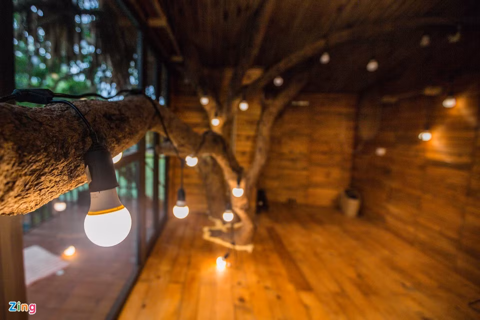 br/> Khi lên ý tưởng, nhiều người góp ý nên chặt bỏ những nhánh cây đâm xuyên nhà để không gian rộng rãi, thoải mái hơn. Tuy nhiên, trong quá trình thi công, gia chủ cho biết không hề cắt bỏ bất kỳ một cành nhãn nào mà biến nó thành một phần nội thất trang trí của căn nhà.