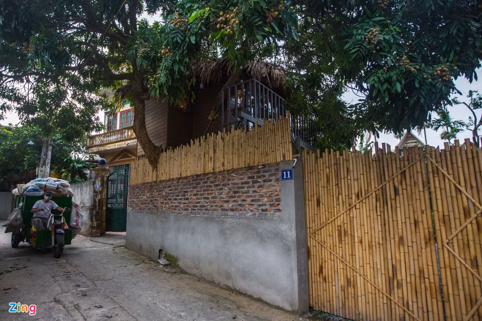 br/> Tổng chi phí hoàn thiện ngôi nhà là hơn 130 triệu đồng. “Tôi không có ý định sử dụng căn nhà này để kinh doanh. Đây sẽ là địa điểm để cả gia đình vui chơi, tận hưởng cuộc sống, không khí trong lành vào dịp cuối tuần”, anh Tú chia sẻ.