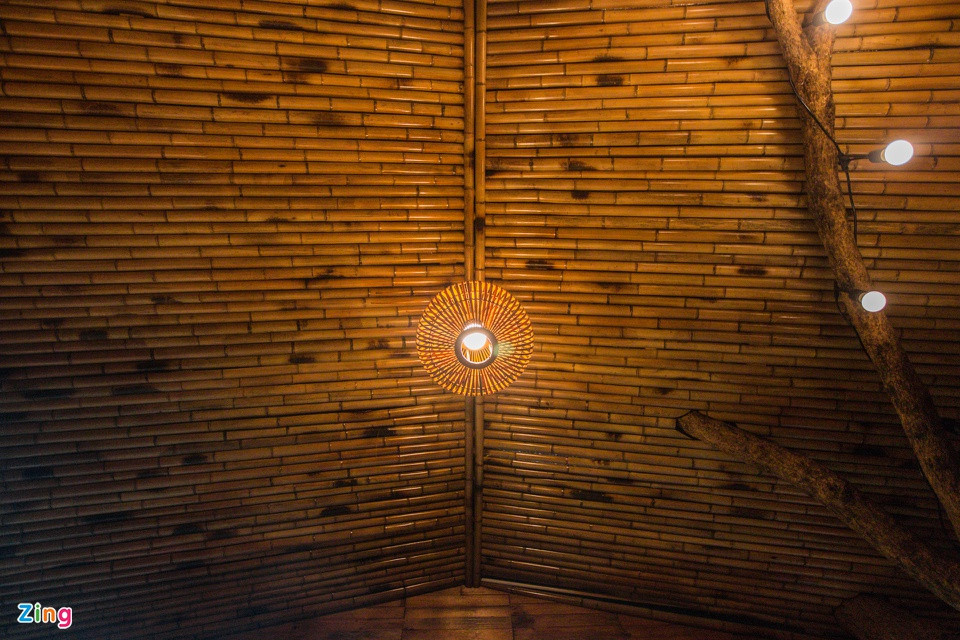 br/> Thiết kế mái nhà dạng hình chữ A, làm bằng 3 lớp gồm lớp nứa bên trong để đảm bảo hài hoà với không gian căn nhà, lớp giữa là tôn xốp cách nhiệt và lớp trên cùng là lá cọ.