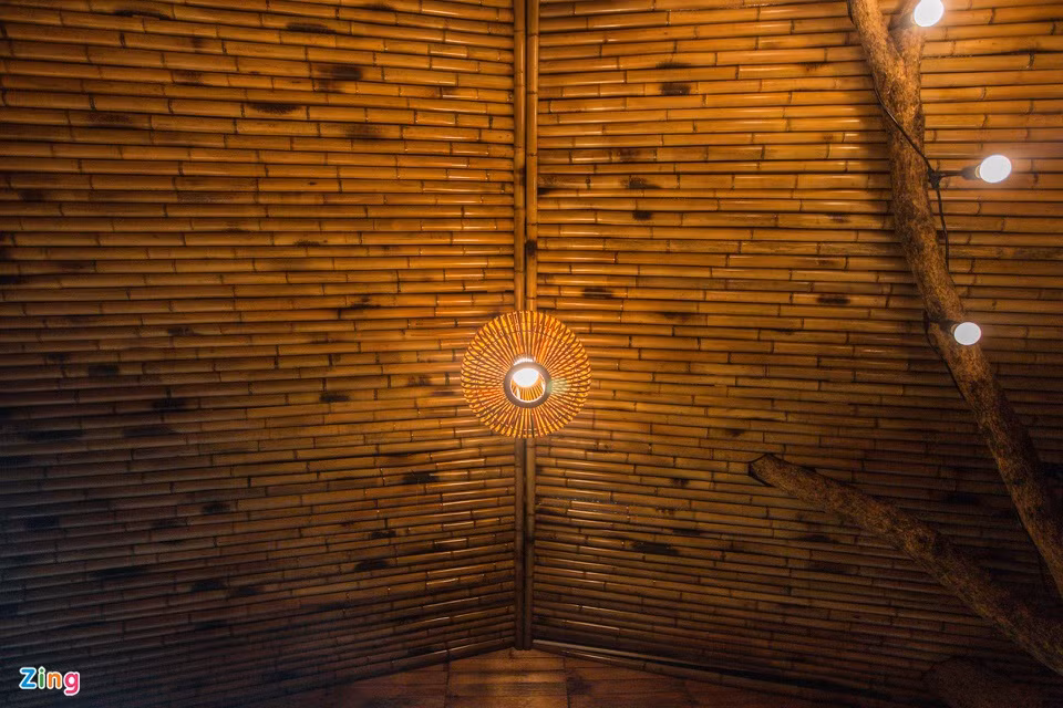 br/> Thiết kế mái nhà dạng hình chữ A, làm bằng 3 lớp gồm lớp nứa bên trong để đảm bảo hài hoà với không gian căn nhà, lớp giữa là tôn xốp cách nhiệt và lớp trên cùng là lá cọ.