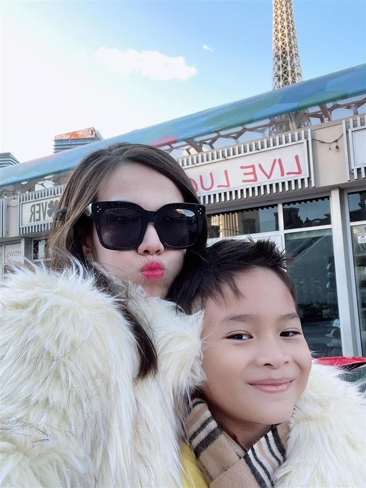 Ngay ve Viet Nam cua con trai Ngo Kien Huy-Hinh-17