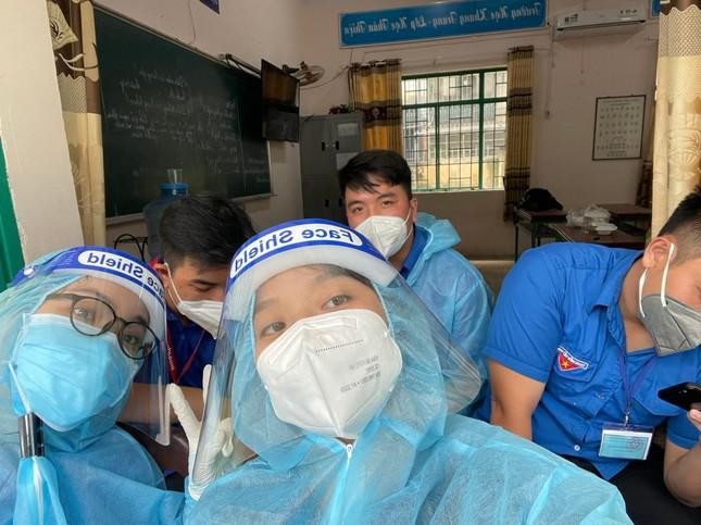 Nu tinh nguyen vien xinh dep voi nhung video lan toa su lac quan