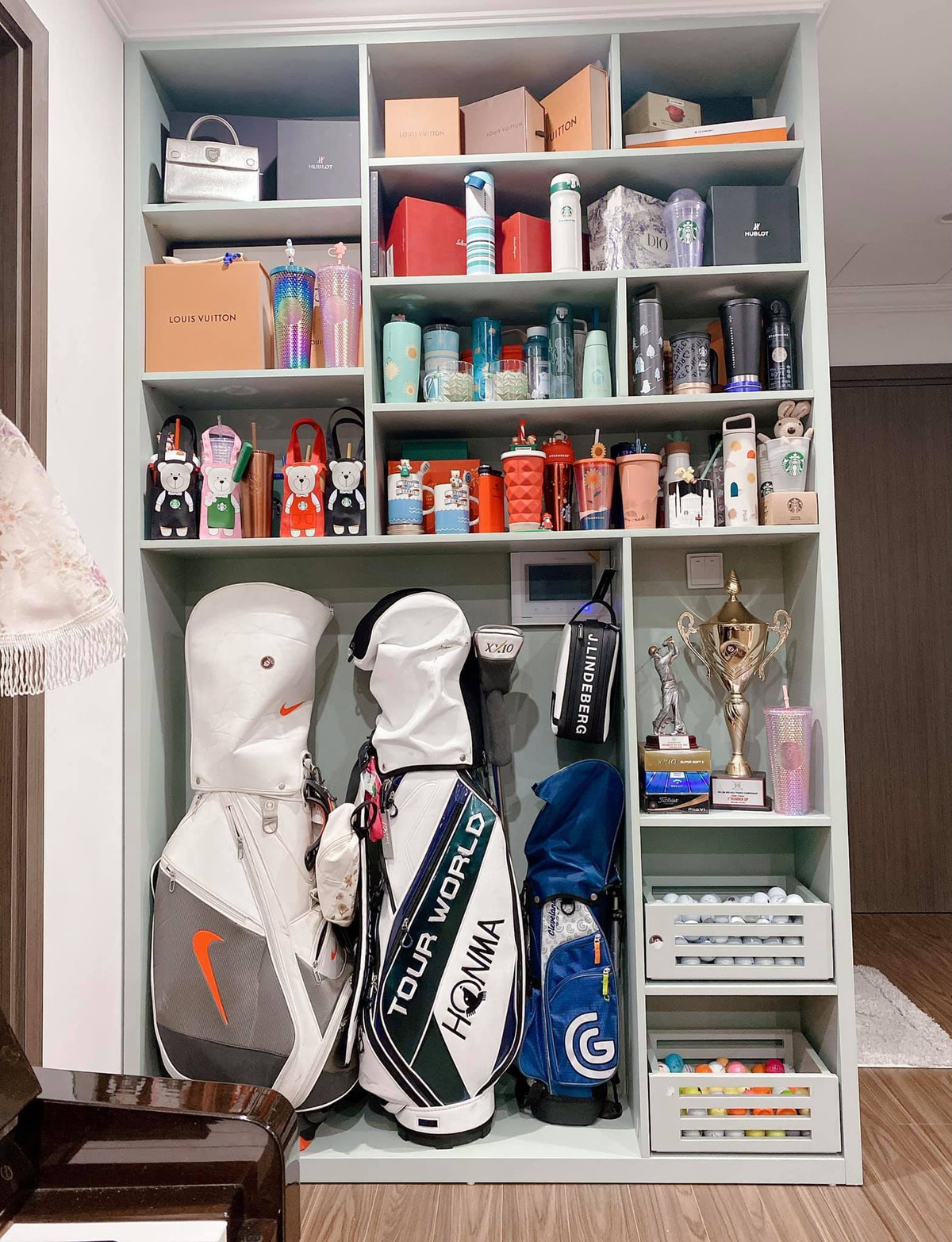 Me man truoc ngoi nha cua nguoi phu nu yeu bep nuc