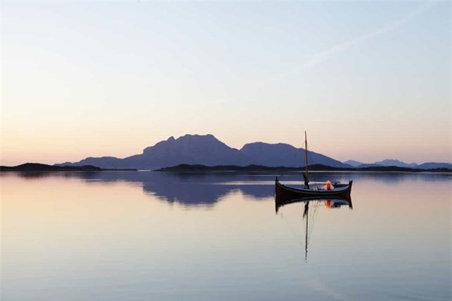 Na Uy - Bờ biển Na Uy vô cùng đa dạng và quanh co với nhiều vịnh hẹp và nhiều đảo nhỏ dọc theo bờ biển với chiều dài 58.000 km. 