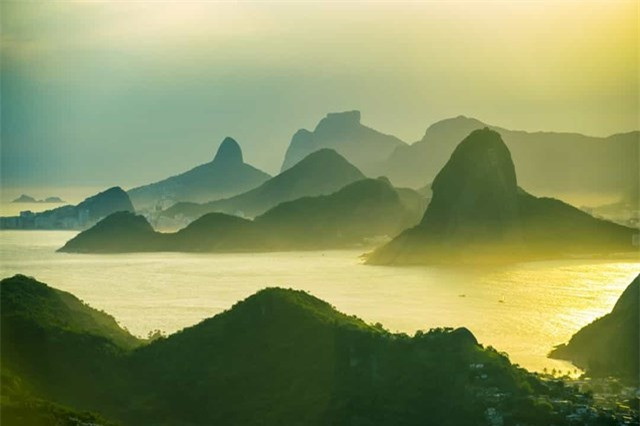 Brazil - có nhiều thành phố biển nổi tiếng, như Rio de Janeiro. Tổng chiều dài bờ biển của nước này là 7.491 km. 