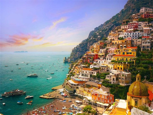  Italy- được tô điểm bởi những thành phố và thị trấn ven biển tuyệt đẹp, như Amalfi và Positano. Italy có đường bờ biển dài hơn 7.782 km. 