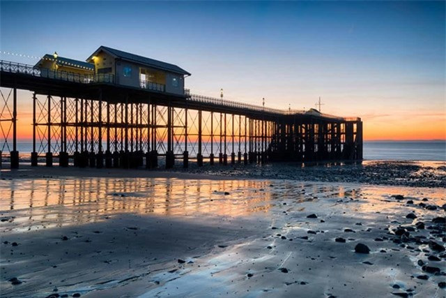 Vương quốc Anh có đường bờ biển dài 12.429 km. 