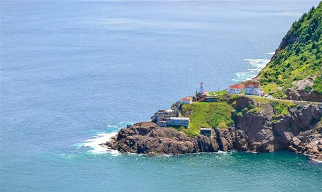 Canadas ở hữu đường bờ biển dài nhất thế giới với chiều dài hơn 202.000 km. Tiếp giáp với 3 đại dương, Canada có những bãi biển đẹp, nổi tiếng hút khách du lịch như Greenwich, Kluane, Manitou. 