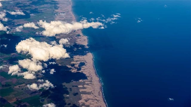 Argentina - Bờ biển Argentina dài 4.989 km. Các thành phố dọc theo bờ biển bao gồm Mar del Plata và Puerto Madryn. 