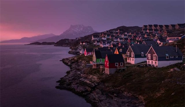 Greenland - lãnh thổ tự trị của Đan Mạch, là hòn đảo lớn nhất thế giới nằm trong vùng khí hậu Bắc cực. Greenland có đường bờ biển dài trên 44.000 km. 