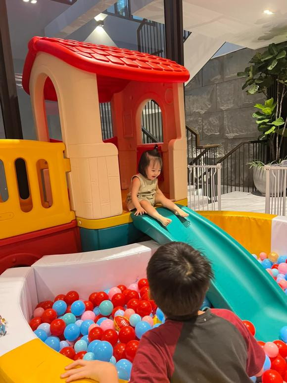 Cường Đô La tậu nhà banh mini tại nhà cho hai con vui chơi. Subeo rất hào hứng chơi cùng Suchin. Cậu bé liên tục pha trò khiến cô em nhỏ cực hào hứng và thích thú.