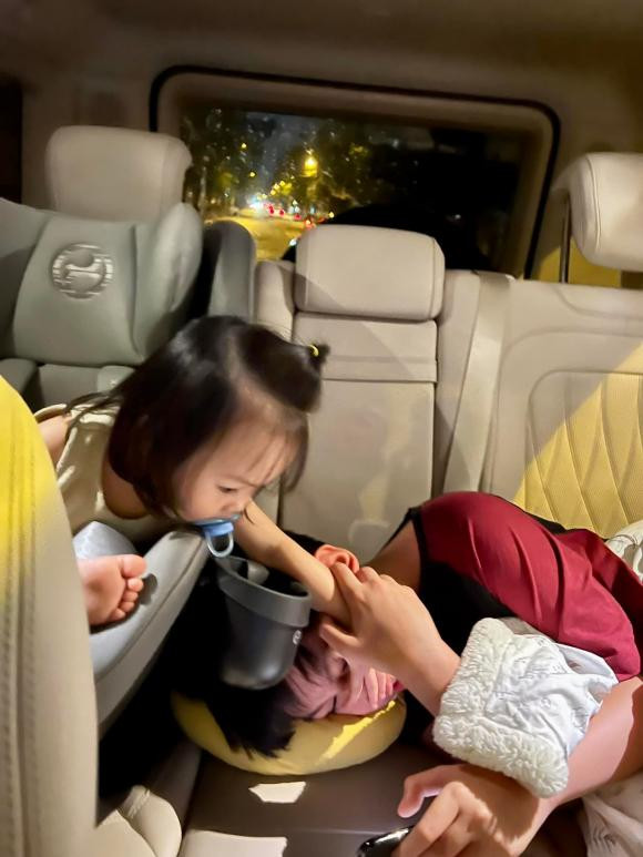 Tan chảy nhất là khoảnh khắc trên xe hơi. Thấy Subeo nằm xem điện thoại nhưng tưởng anh trai mệt, Suchin nhẹ nhàng sờ lên má và xoa xoa để an ủi. Subeo đã cầm tay em gái vuốt nhẹ ra hiệu như bản thân vẫn ổn lắm. Nhìn cảnh này hẳn Cường Đô La hài lòng lắm. Từ nhỏ anh đã biết cách dạy các con yêu thương và chăm sóc cho nhau. Những ngày quan trọng nhất của gia đình, anh đều cho các con tề tựu đông đủ và đối xử công bằng nhất với các con. Chính cách dạy con khéo léo của doanh nhân phố núi khiến nhiều người phải nể phục.