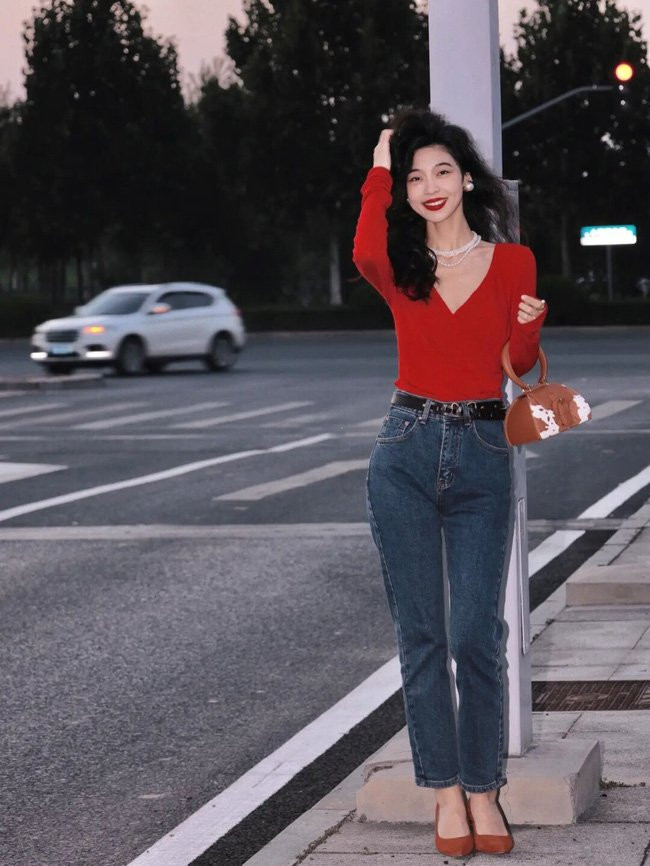 Áo đỏ và quần jeans, nhưng cô nàng này lại chọn phụ kiện vòng cổ ngọc trai để tạo điểm nhấn cho set đồ.