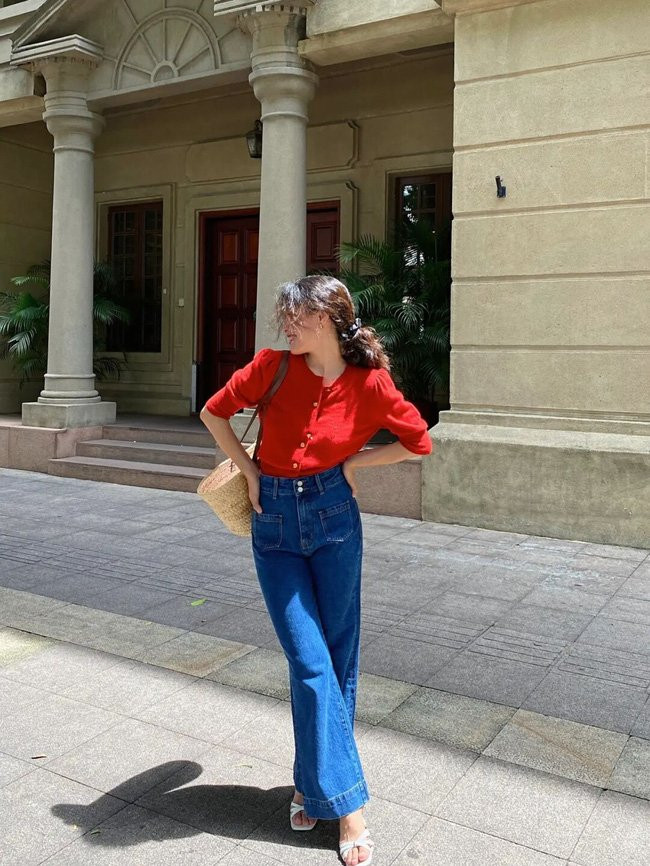 Cũng là cardigan đỏ nhưng dáng tay bồng sẽ giúp bạn nhìn trendy hơn, chọn quần jeans hay chân váy cạp cao là cách mix chuẩn đẹp nhất.