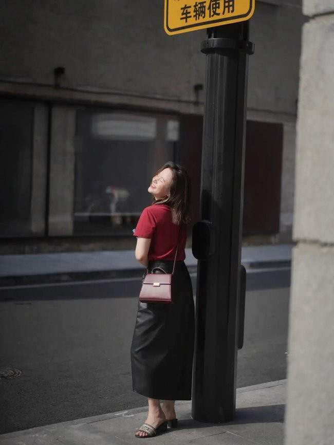 Cô nàng này lại có cách mix đồ khá đơn giản, áo phông màu đỏ mix cùng chân váy midi cạp cao, bạn có thể chọn diện cùng mules.