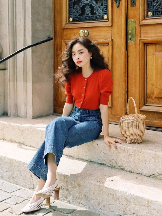 Mix đồ cùng giày cao gót mũi nhọn, thì chiều cao và vóc dáng của bạn sẽ được hack đáng kể, bên cạnh đó khi chụp ảnh, góc nào nhìn cũng ổn áp hơn nhiều.